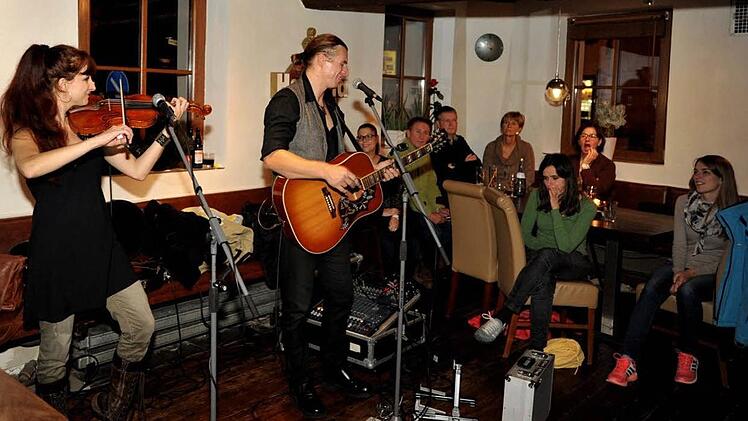 Mywood spielten im Bayerischen Hof ruhige Songs. Foto: Richard S&auml;nger