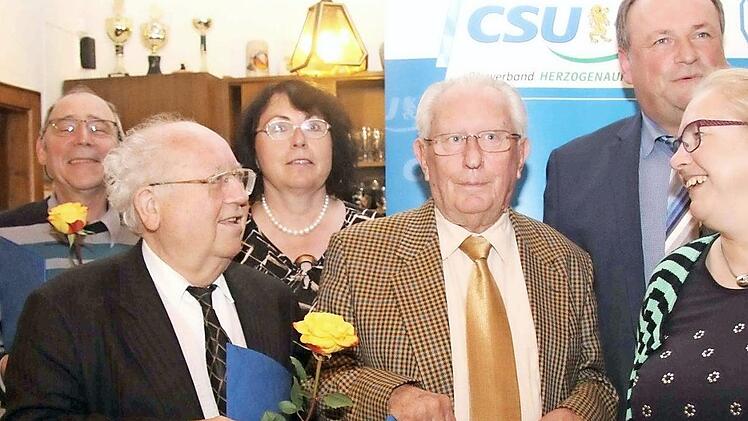 Bei der Ehrung langjähriger Mitglieder (von links): Hans Heller (40 Jahre dabei), Elmar Klinger (60 Jahre), Bezirksrätin Ute Salzner, Ernst Dassler (70 Jahre) MdL und Stadtrat Walter Nussel sowie Antje Körner, die wiedergewählte Ortsvorsitzende  Foto: Richard Sänger