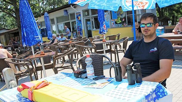 Platz an der Sonne mit Verantwortung: Sebastian K&uuml;pferling hatte gestern Aufsicht am Ostsee. Ein Funkger&auml;t, um Alarm auszul&ouml;sen, und ein Fernglas sind immer in Reichweite. Fotos: Tobias Kindermann