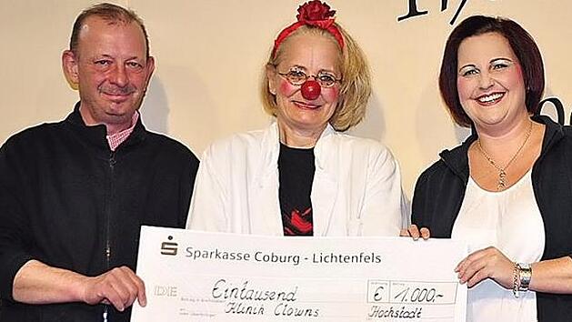 Vorsitzende Jutta Fleischmann und Werner Troche &uuml;berreichten einen Scheck in H&ouml;he von 1000 Euro an Birgit Sauerschell alias "Dr. Kaala Knuffl" vom Verein Klinkclowns Bayern. Foto: Werner Hauber