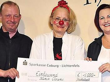 Vorsitzende Jutta Fleischmann und Werner Troche überreichten einen Scheck in Höhe von 1000 Euro an Birgit Sauerschell alias "Dr. Kaala Knuffl" vom Verein Klinkclowns Bayern. Foto: Werner Hauber