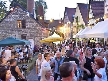 Ein Anziehungspunkt war das Braufest in Unfinden. Hunderte von Besuchern fanden sich auf dem Platz am Kommunbrauhaus (links) ein.  Foto: sn