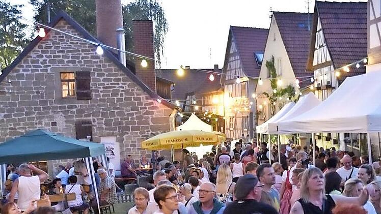 Ein Anziehungspunkt war das Braufest in Unfinden. Hunderte von Besuchern fanden sich auf dem Platz am Kommunbrauhaus (links) ein.  Foto: sn