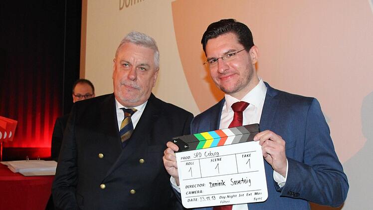 Der noch amtierende SPD-Oberbürgermerister Norbert Tessmer (links) überreichte Dominik Sauerteig nach dessen erfolgter Nominierung zum OB-Kandidaten eine Filmklappe.Oliver Schmidt
