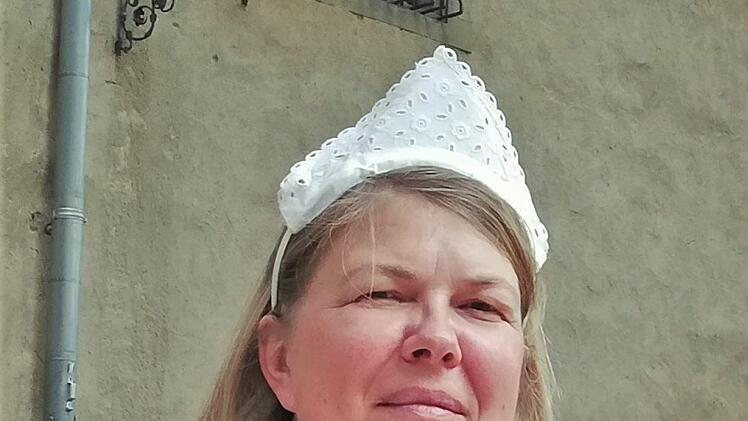 Stubenmädchen Mathilde (Susanne Bocklet) kontrollierte bei der Eröffnung die Gästeliste. Foto: Sigismund von Dobschütz