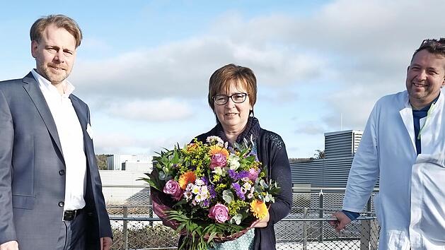 Nach 42 Jahren im Klinikum und &uuml;ber 25 Jahren als Pflegedienstleiterin ist Elisabeth Battran von Sven Oelkers (l.) und J&uuml;rgen Gscho&szlig;mann in den Ruhestand verabschiedet worden.