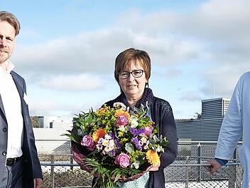 Nach 42 Jahren im Klinikum und über 25 Jahren als Pflegedienstleiterin ist Elisabeth Battran von Sven Oelkers (l.) und Jürgen Gschoßmann in den Ruhestand verabschiedet worden.
