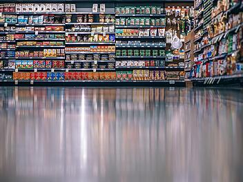 Ein Supermarktregal