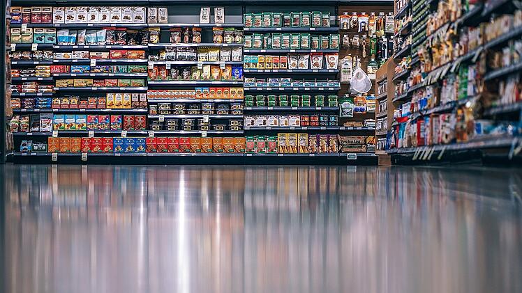 Ein Supermarktregal