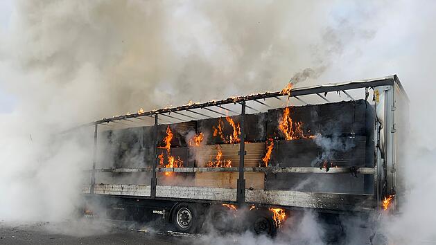 Brennender Lkw sorgt auf A72 im Kreis Hof f&uuml;r langen Stau