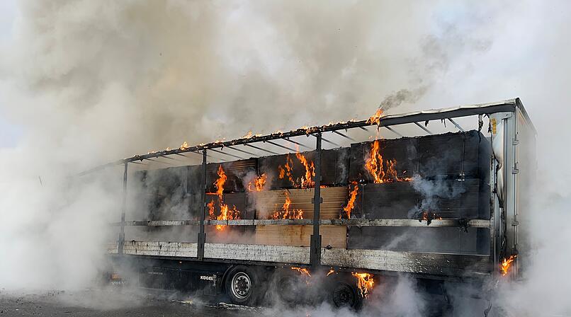 Brennender Lkw für Sperrung von A9 im Kreis Kulmbach