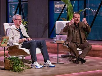 Frank Thelen und Ralf Dümmel (rechts) kennen sich natürlich schon länger. Sie stehen für zwei Welten - Digitalität und klassischer Handel.
