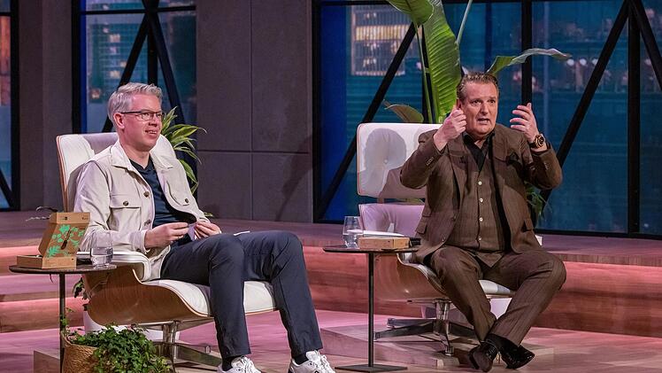 Frank Thelen und Ralf Dümmel (rechts) kennen sich natürlich schon länger. Sie stehen für zwei Welten - Digitalität und klassischer Handel.