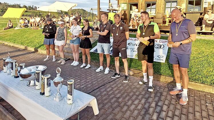 Dank großzügiger Sponsoren wurden die Finalteilnehmer des Pferdesalben-Cups reich beschenkt. Linda Blumenröther und Stefan Scheiblich sicherten sich den goldenen Hengst, die traditionelle Siegertrophäe des Tennisturniers.