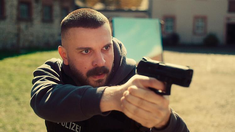 Hamza Kulina (Edin Hasanovic) sichert einen Hof, bei dem man nicht weiß, wer sich dort herumtreiben könnte.