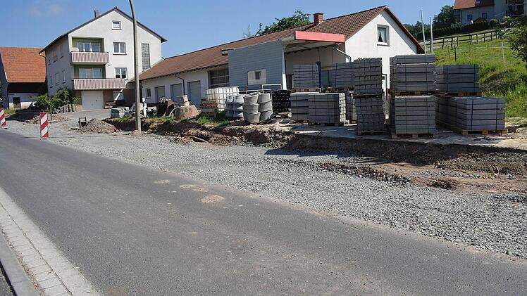 Paletten mit Steinen, Container, Bagger und Kabeltrommeln zieren derzeit die Vorgärten entlang der B27 in Motten.