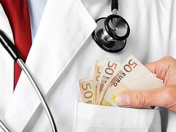 Neue Grundlagen für die Förderung von Hausärzten, die sich im Coburger Land niederlassen, lassen hoffen, dass sich auch für die verwaiste Praxis in Ahorn (rechtes Foto) wieder ein Mediziner findet, der die Patienten versorgt. Fotos: Archiv, Berthold Köhler