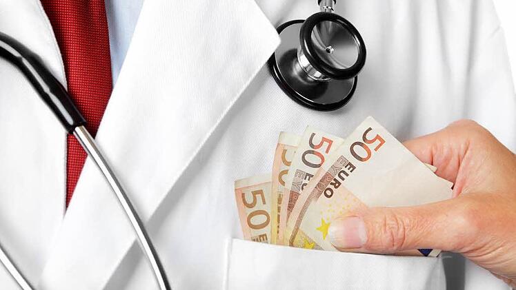 Neue Grundlagen für die Förderung von Hausärzten, die sich im Coburger Land niederlassen, lassen hoffen, dass sich auch für die verwaiste Praxis in Ahorn (rechtes Foto) wieder ein Mediziner findet, der die Patienten versorgt. Fotos: Archiv, Berthold Köhler