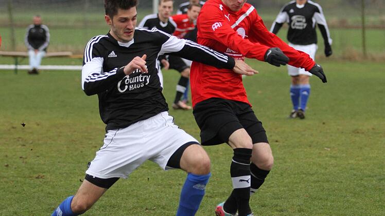 DerAugsfelder Stefan Greb (links) im Duell mit seinem Kontrahenten Patrick Hummel.