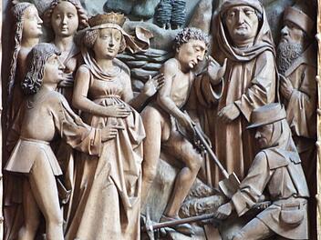Diese Szene im Altar des Münsters von Wolframs-Eschenbach zeigt die Auffindung des Kreuzes durch Kaiserin Helena. Foto: Manfred Welker