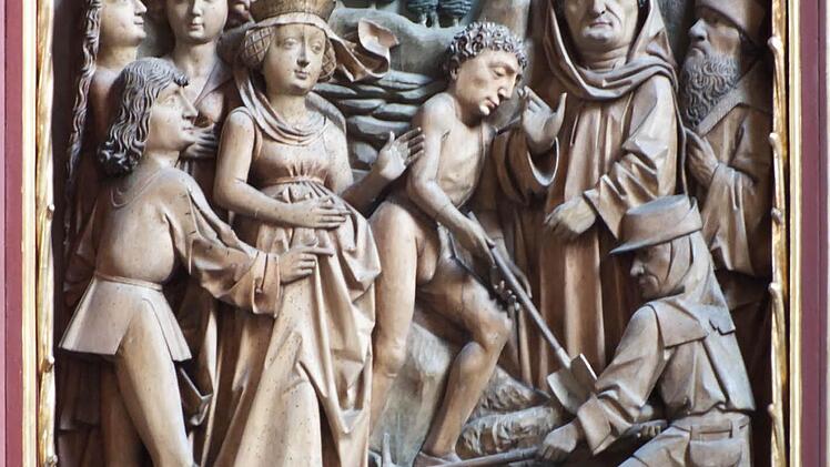 Diese Szene im Altar des Münsters von Wolframs-Eschenbach zeigt die Auffindung des Kreuzes durch Kaiserin Helena. Foto: Manfred Welker