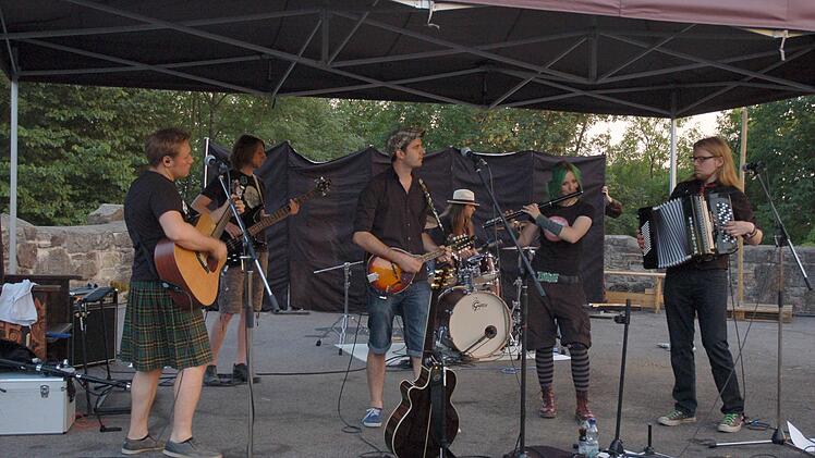 Tolle Kostüme, zünftige Klänge, alte Handwerkskunst und wirbelnde Tänze erlebte die sonst so beschaulich daliegende Ruine der Lauterburg am Wochenende beim Mittelalter-Spektakel. Foto: Rainer Lutz