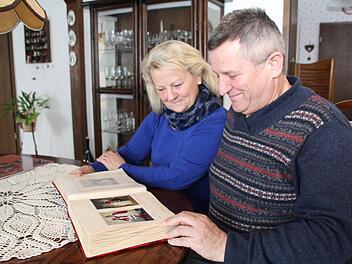Beim Blick ins Fotoalbum müssen Monika und Herbert Opel schmunzeln. Seit dem Blütenfasching 1971 sind sie ein Paar. Foto: Matthias Beetz