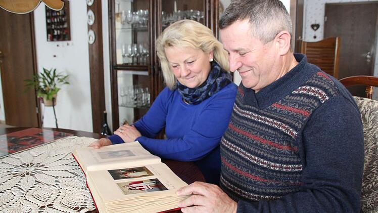 Beim Blick ins Fotoalbum müssen Monika und Herbert Opel schmunzeln. Seit dem Blütenfasching 1971 sind sie ein Paar. Foto: Matthias Beetz