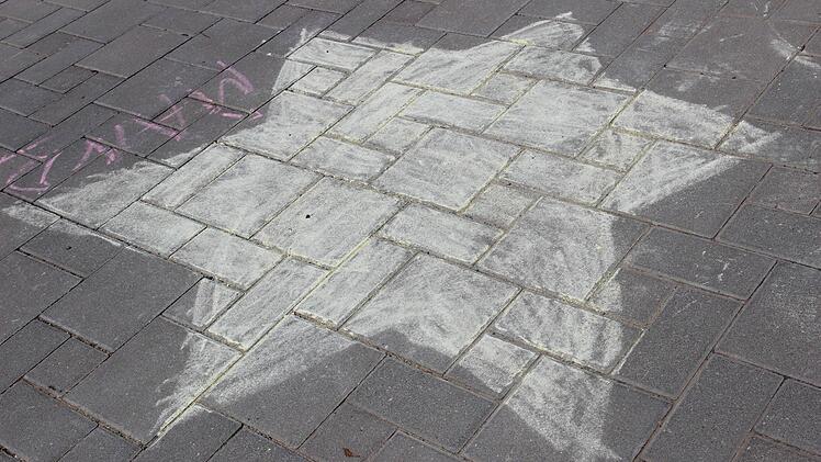 Als Willkommensgruß haben die Kinder den Boden vor dem Sternstundenhaus mit Sternen bemalt.