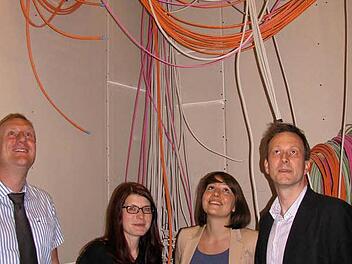 Die von den im Schaltraum zusammenlaufenden zig Kilometer Leitungsstränge beeindrucken Bürgermeister Michael Keilich, Bauamtsleiterin Jessica Förtsch, Planungsarchitektin Kathleen Hohmann und Architekt Harald Gasmann (von links). Foto: Klaus Oelzner