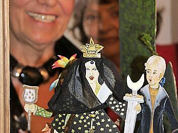 Hanne Straubinger hat alle Puppen selbst gemalt und gebastelt, auch die Bühne stammt von ihr. Gemeinsam mit ihrer Schwester Christl Niederalt führt sie die Zauberflöte auf.  Foto: Katharina Müller-Sanke