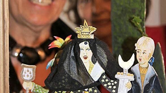 Hanne Straubinger hat alle Puppen selbst gemalt und gebastelt, auch die Bühne stammt von ihr. Gemeinsam mit ihrer Schwester Christl Niederalt führt sie die Zauberflöte auf.  Foto: Katharina Müller-Sanke