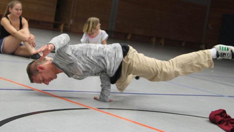 Auf einer Hand zu stehen, kann noch niemand nachmachen, doch einige Breakdancer möchten bis zu den nächsten Ferien üben. Foto: Sonja Adam