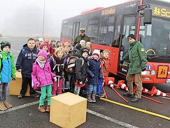 Die Polizei-Oberkommissare Bernhard Wissmann und Frank Glatzer (rechts) machten den Schülern der Neustadter Glockenbergschule gemeinsam mit OVF-Busfahrer Thomas Engelhardt erlebbar, wie und warum man sich rund um den Schulbus verhalten sollte, um sicher in die Schule und wieder nach Hause zu kommen.  Foto: Rainer Glissnik