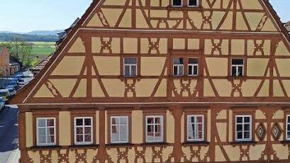Eines der repräsentativsten Gebäude der Stadt steht in der Hauptstraße 35 im Zentrum Haßfurts gegenüber dem alten Rathaus. Ob hier ein Kunsthaus eine Chance hätte, das lässt die Stadt prüfen.  Fotos: Stadt Haßfurt