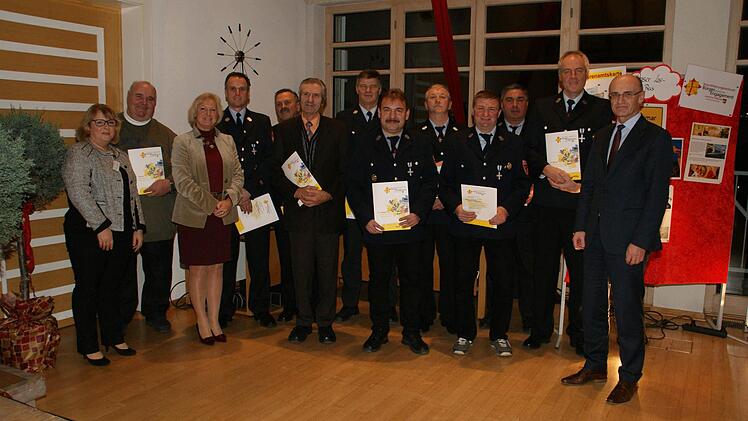 Viele Feuerwehrleute sind unter den neuen Inhabern der Ehrenamtskarte in Gold, die Landrat Wilhelm Schneider (rechts), Monika Strätz-Stopfer von der Koordinierungsstelle Ehrenamt (links) und Juliane Freund vom Byerischen Staatsministerium für Arbeit und Soziales, Familie und Integration (3. von links) überreichten. Foto: Sabine Weinbeer