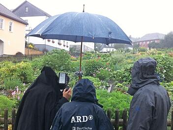 Manchmal regnet es dann wohl auch im Paradies, wie beim Drehen in Steinbach an der Haide. Foto: BR