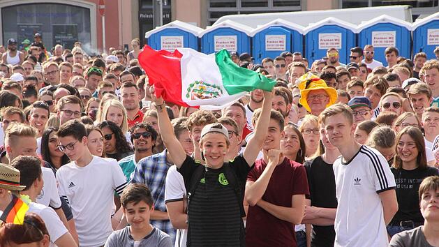Allein in der Menge der schwarz-rot-gelben Anh&auml;ngerschaft: Patrick Feldhans ist Austauschsch&uuml;ler aus Mexiko.  Foto: Sebastian Schanz