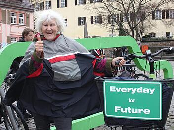 Ihr Lebensmotto hat Retta M&uuml;ller-Schimmel an ihrem Fahrradkorb befestigt.    Foto: Bernhard Panzer (Archiv)