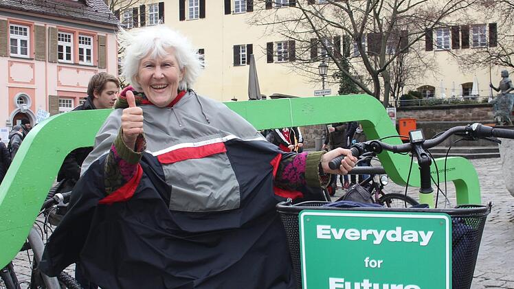 Ihr Lebensmotto hat Retta M&uuml;ller-Schimmel an ihrem Fahrradkorb befestigt.    Foto: Bernhard Panzer (Archiv)