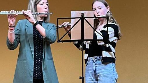 Magdalena Kaim (Querfl&ouml;te) im Zusammenspiel mit ihrer Lehrerin Miriam Baierlipp.