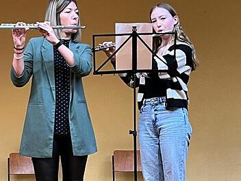 Magdalena Kaim (Querflöte) im Zusammenspiel mit ihrer Lehrerin Miriam Baierlipp.
