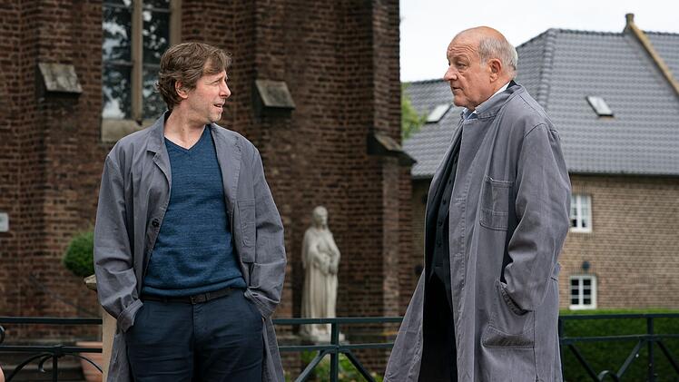 Wilsberg (Leonard Lansink, rechts) und Ekki (Oliver Korittke) ermitteln als Wartungsmitarbeiter getarnt undercover im Schloss.