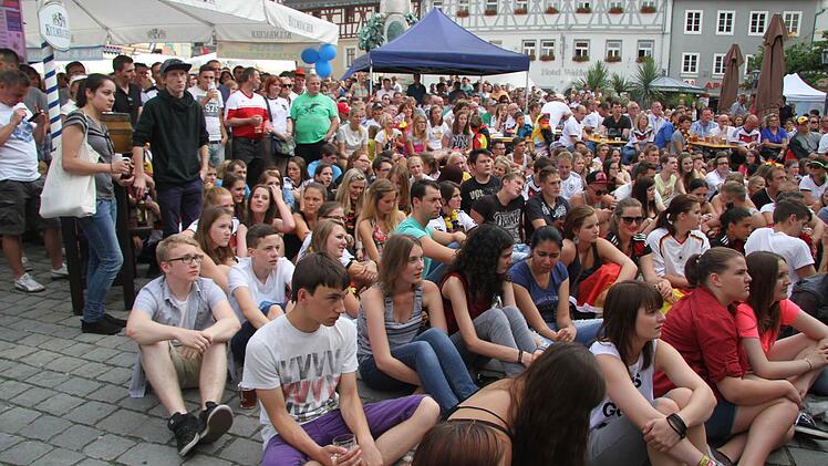 Als Deutschland spielte, war der Marktplatz proppenvoll - und kaum ein Fußballfan verließ seinen angestammten Platz. Nicht mal, um Getränke-Nachschub zu holen