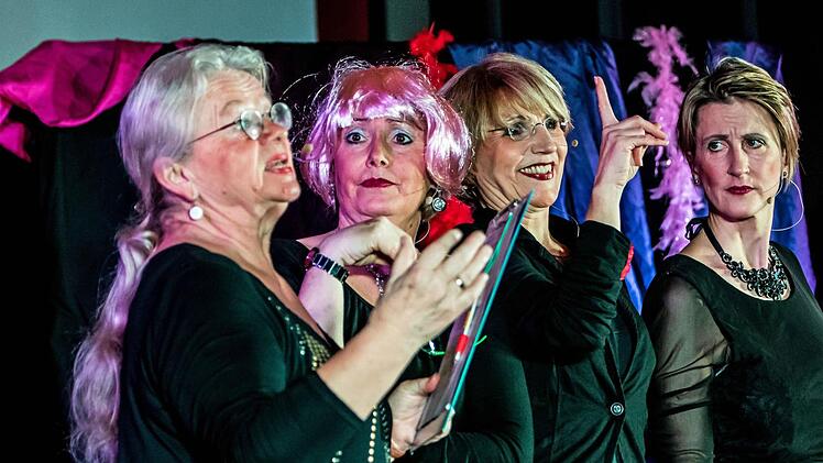 Das Frauenkabarett "Die Avantgardinen" gastierte in der Coburger Reihe "Cultur im Contakt" (von links): Christine Truchseß-Sudermann, Heike Morneburg, Cordelia Viebig und Kathi Schiller. Foto: Jochen Berger