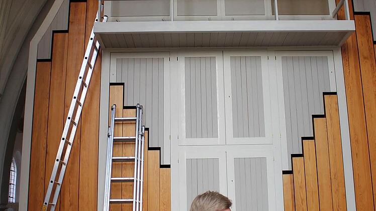 Hochbauamtsleiter Peter Cosack in der Michaeliskapelle hinter der Orgel. Foto: Ulrike Nauer