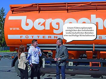 Die Lehrlinge Pia Neumeister und Philipp Knörrer im Gespräch mit dem kaufmännischen Leiter der Firma Bergophor, Fred Hugel. Foto: Bergophor