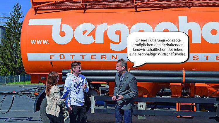 Die Lehrlinge Pia Neumeister und Philipp Knörrer im Gespräch mit dem kaufmännischen Leiter der Firma Bergophor, Fred Hugel. Foto: Bergophor