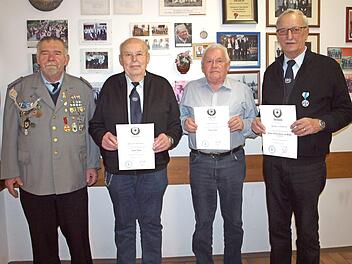 Ehrung treuer und verdienstvoller Mitglieder bei der Soldatenkameradschaft (von links): Kreisvorsitzender Udo Rudel, Heinrich Baumann, Edgar Woock und Helmut Schlöhlein Foto: Alfred Thieret