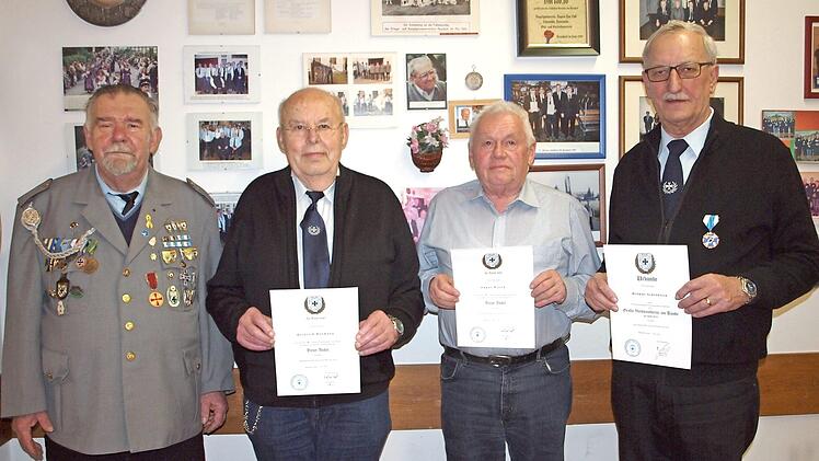 Ehrung treuer und verdienstvoller Mitglieder bei der Soldatenkameradschaft (von links): Kreisvorsitzender Udo Rudel, Heinrich Baumann, Edgar Woock und Helmut Schlöhlein Foto: Alfred Thieret
